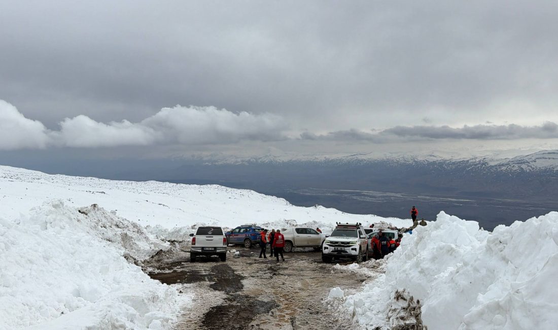 Türkiye’nin en yüksek noktası Ağrı Dağı’nda zirve tırmanışı yaparken gruptan