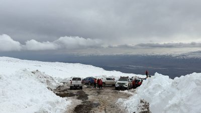 Türkiye’nin en yüksek noktası Ağrı Dağı’nda zirve tırmanışı yaparken gruptan