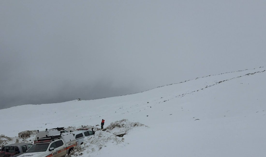 Ağrı Dağı zirve tırmanışı sırasında olumsuz hava koşulları nedeniyle gruptan