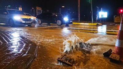 Şanlıurfa’da gece saatlerinden itibaren etkisini artıran şiddetli sağanak yağış hayatı