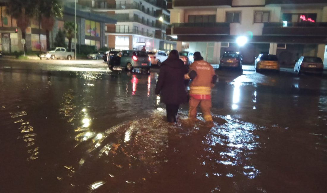 Hatay’da akşam saatlerinde etkisini artıran şiddetli sağanak yağış, İskenderun, Defne