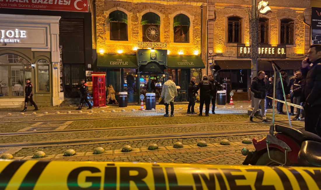 Kocaeli’nin İzmit ilçesinde gece saatlerinde bir eğlence mekanına düzenlenen silahlı