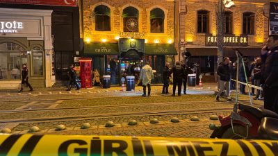 Kocaeli’nin İzmit ilçesinde gece saatlerinde bir eğlence mekanına düzenlenen silahlı