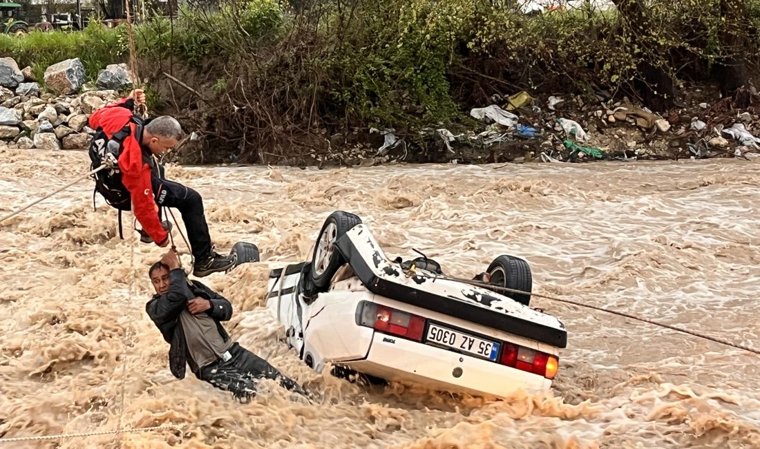 Muğla’nın Milas ilçesinde şiddetli yağışların ardından taşan Gökçeler Deresi, içerisinde
