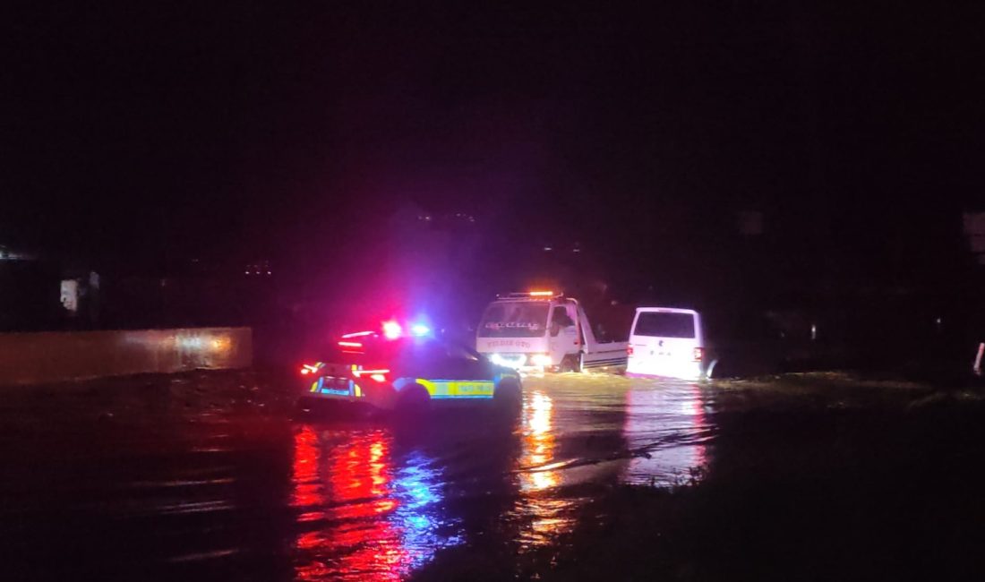 İzmir genelinde etkili olan şiddetli sağanak yağış gece saatlerinde şiddetini