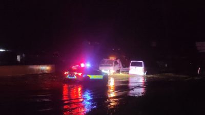 İzmir genelinde etkili olan şiddetli sağanak yağış gece saatlerinde şiddetini