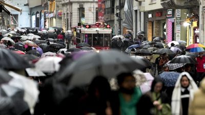 İstanbul’da üç gündür etkili olan ve hayatı olumsuz etkileyen sağanak