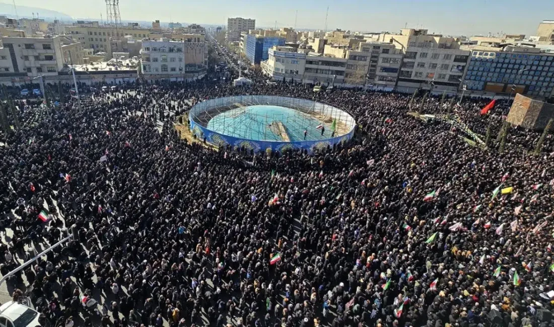 İran’ın başkenti Tahran’da yüz binlerce kişi İnkılap Meydanı’nda toplanarak devasa