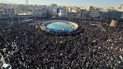 İran’ın başkenti Tahran’da yüz binlerce kişi İnkılap Meydanı’nda toplanarak devasa
