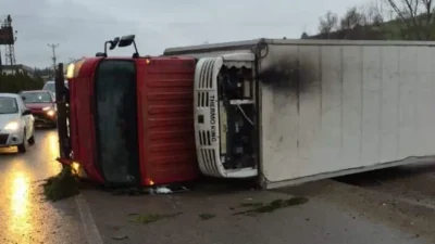 Bursa’nın İnegöl ilçesinde sabah saatlerinde meydana gelen korkunç kazada, sürücüsünün