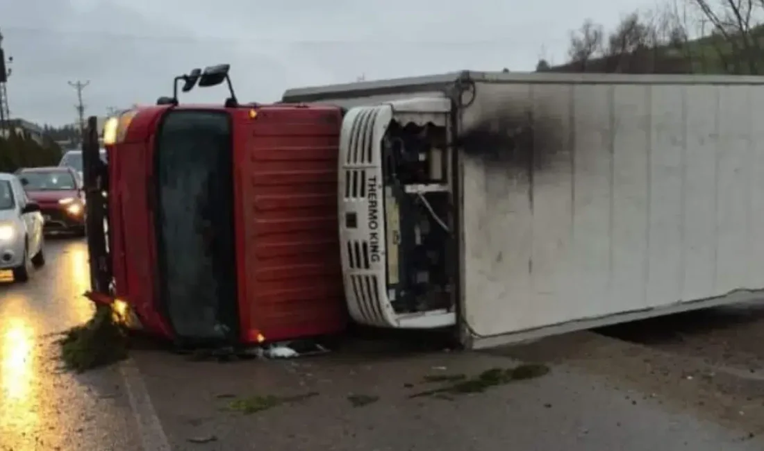 Bursa’nın İnegöl ilçesinde kontrolden çıkan bir kamyonun fabrika duvarına çarparak