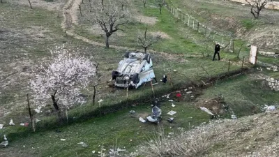 Siirt’te sürücüsünün direksiyon hakimiyetini kaybetmesi sonucu kontrolden çıkarak metrelerce yükseklikten