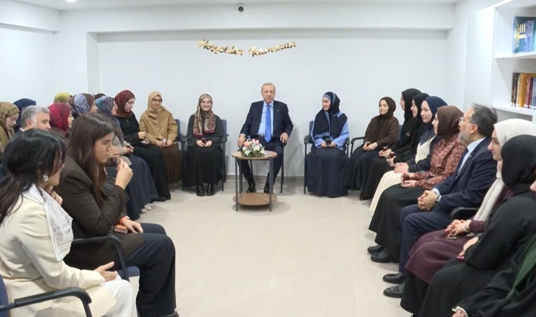 Cumhurbaşkanı Recep Tayyip Erdoğan, Marmara Üniversitesi İlahiyat Fakültesi öğrencilerini kaldıkları