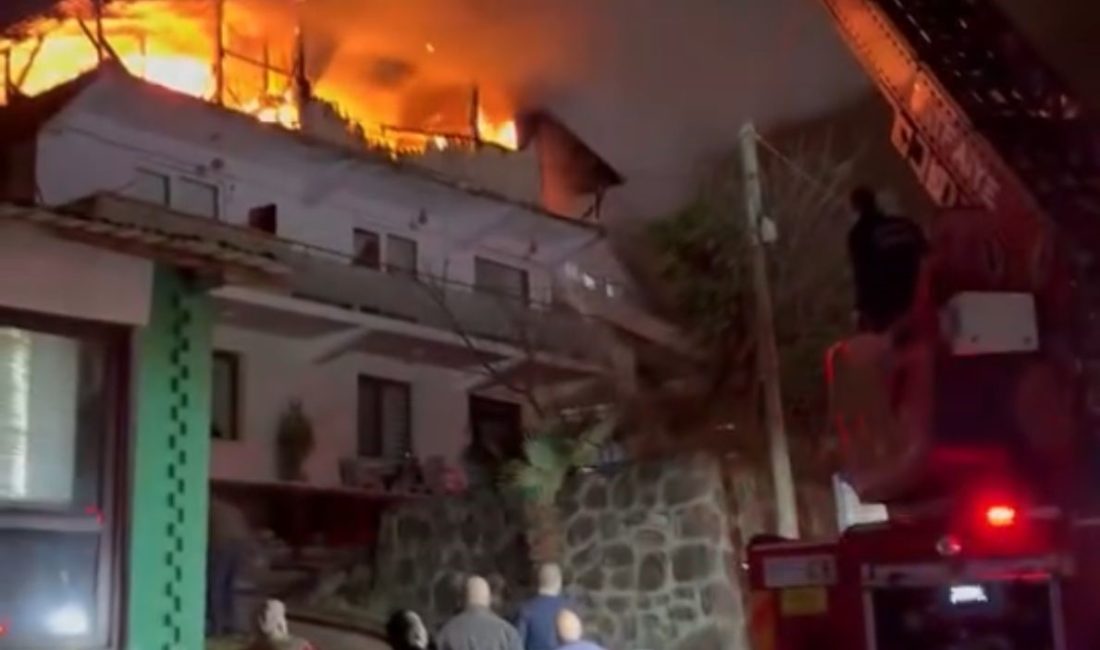 Kocaeli’nin Başiskele ilçesinde iki katlı bir evin çatısında yükselen alevler