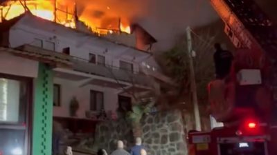 Kocaeli’nin Başiskele ilçesinde iki katlı bir evin çatısında yükselen alevler