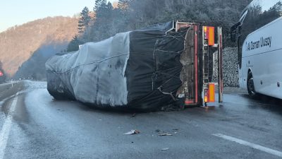 Zonguldak-Ankara kara yolunda sabah saatlerinde etkili olan gizli buzlanma adeta