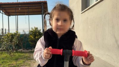 İzmir’in Çiğli ilçesinde oyun oynamak için arkadaşlarıyla apartman bahçesine inen