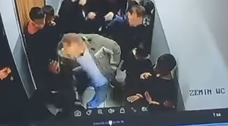 Van’ın Edremit ilçesinde bir velinin, çocuğuna kartopu attığı gerekçesiyle 8