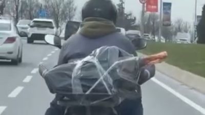 İstanbul Bakırköy’de bir motosiklet sürücüsünün hijyen kurallarını hiçe sayarak sergilediği