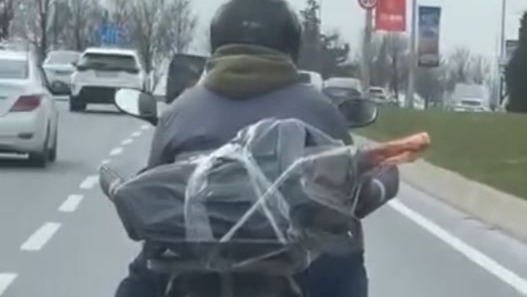 İstanbul Bakırköy’de bir motosiklet sürücüsünün hijyen kurallarını hiçe sayarak sergilediği