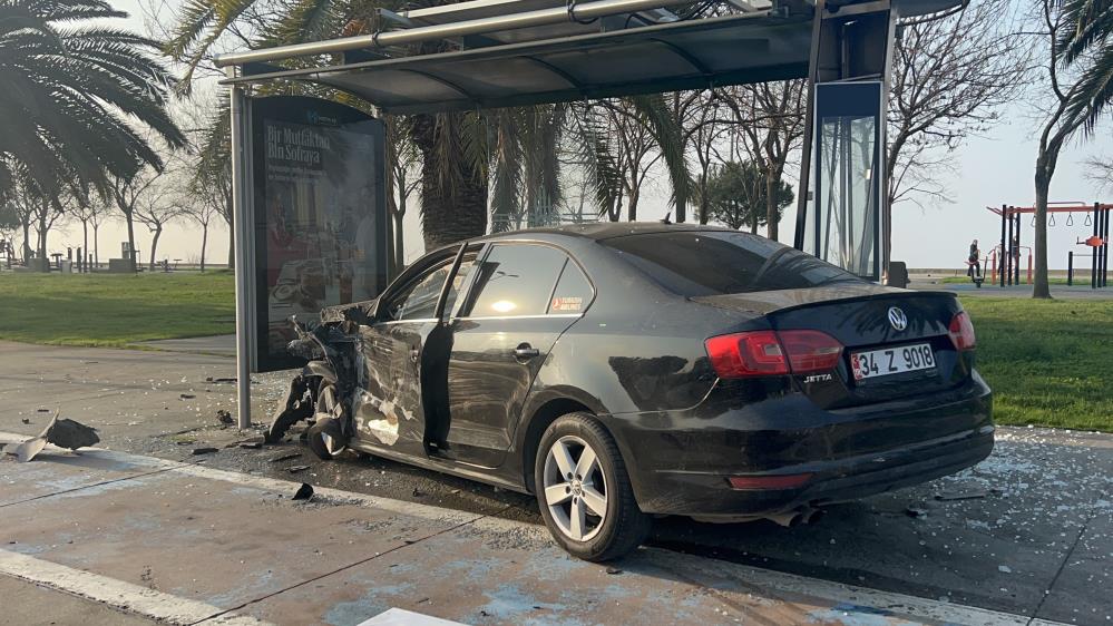 İstanbul Kartal’da sabah saatlerinde meydana gelen trafik kazasında, bir otomobilin
