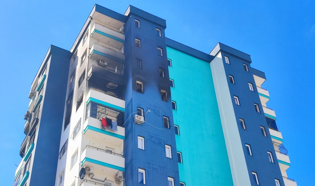 Adana’da bir apartmanın 10’uncu katında yükselen alevler tüm şehri dehşete