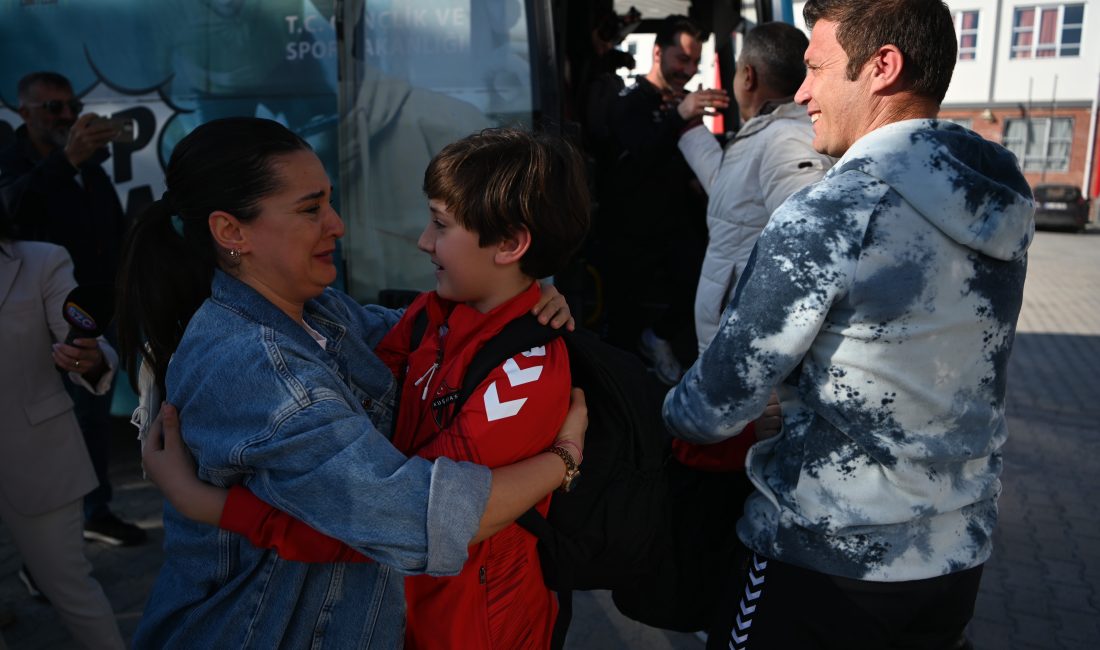 Kuşadası’ndan futbol turnuvası için gittikleri Katar’da, bölgedeki askeri hareketlilik ve