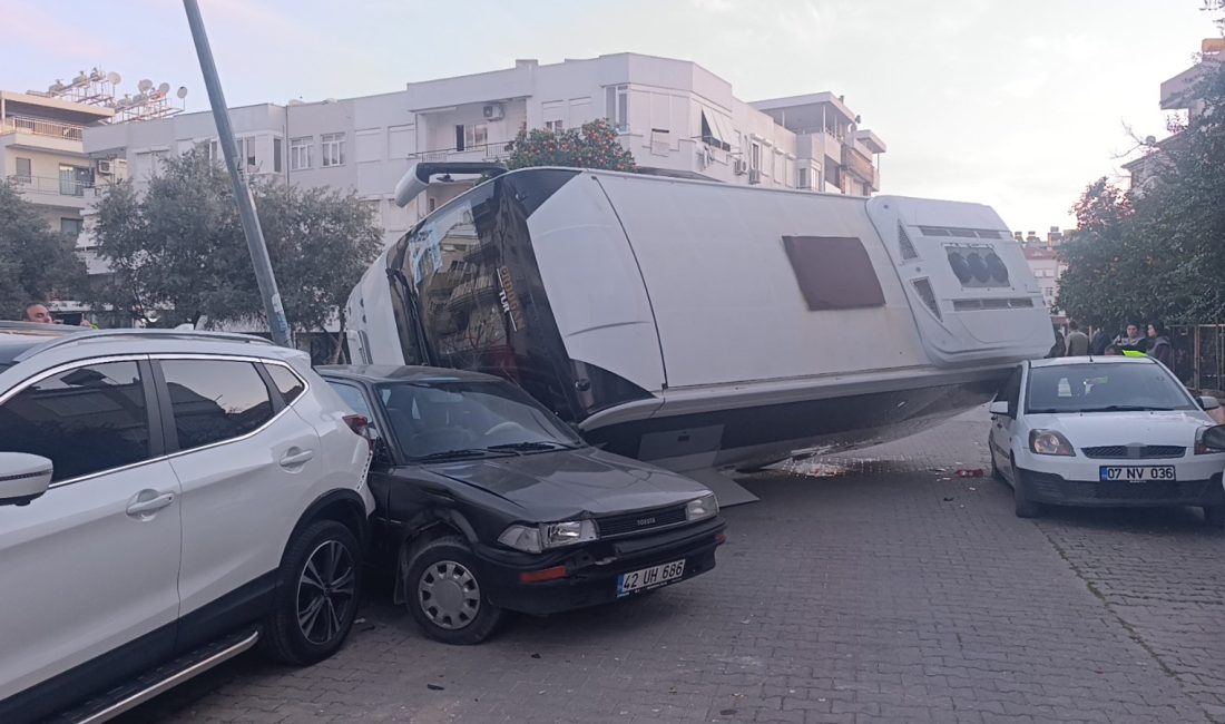 Antalya’nın Manavgat ilçesinde ters yönden gelen servis aracıyla çarpışan otobüsün