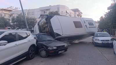 Antalya’nın Manavgat ilçesinde ters yönden gelen servis aracıyla çarpışan otobüsün