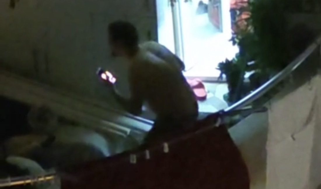 Adana’nın Çukurova ilçesinde elindeki kolonya şişesiyle 9’uncu katın balkonuna çıkan