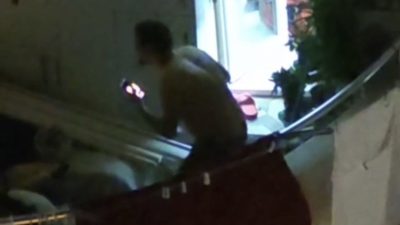 Adana’nın Çukurova ilçesinde eline aldığı kolonya şişesiyle balkona çıkan 25