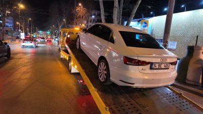 Kadıköy sahil yolunda trafik güvenliğini hiçe sayarak otomobiliyle makas atan