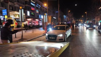 İstanbul Kadıköy’de trafik güvenliğini tehlikeye atarak makas atan sürücü, polisin