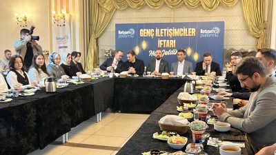 İstanbul’da düzenlenen “Genç İletişimciler İftarı” programı kapsamında bir araya gelen