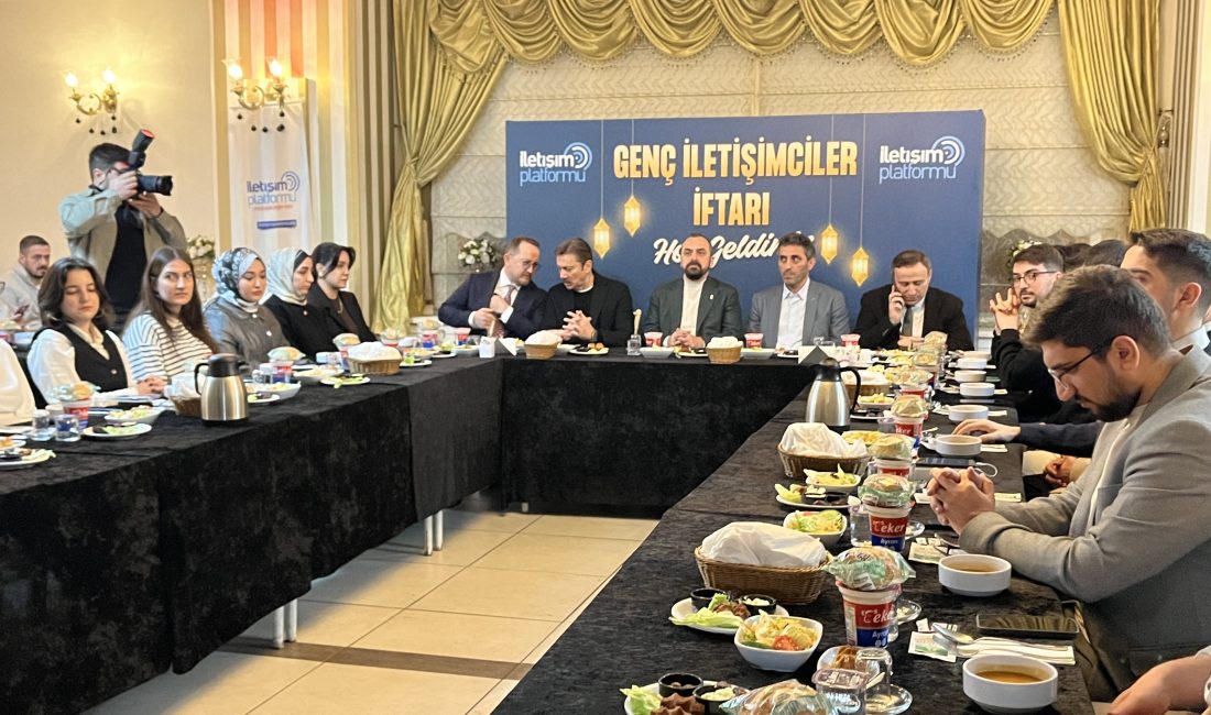 İstanbul’da eğitim gören iletişim fakültesi öğrencileri, AK Parti tarafından düzenlenen