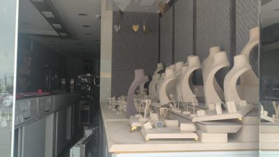 Antalya’nın Döşemealtı ilçesinde “Cenaze dolayısıyla kapalıyız” yazılı not bırakarak sırra