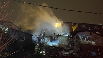 İstanbul Sarıyer’de iki gecekonduda çıkan ve kısa sürede büyüyen yangın