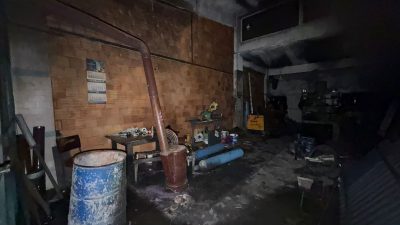 Kırklareli’nin Lüleburgaz ilçesinde ısınmak için yakılan sobanın içine tiner dökülmesiyle