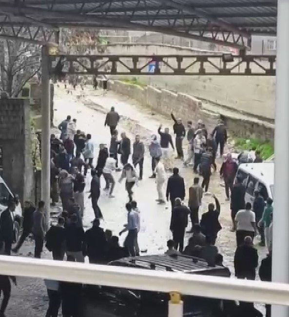 Hatay’ın Altınözü ilçesinde bayramın ilk günü komşu aileler arasında çıkan