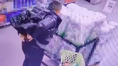 İstanbul Esenyurt’ta bir zincir markete müşteri kılığında giren şahıs, alkol