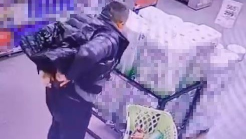 İstanbul Esenyurt’ta bir zincir markete müşteri kılığında giren şahıs, alkol