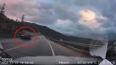 Antalya’nın Manavgat ilçesinde yağmur nedeniyle kayganlaşan yolda kontrolden çıkan bir