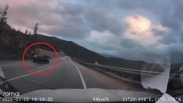 Antalya’nın Manavgat ilçesinde yağmur nedeniyle kayganlaşan yolda kontrolden çıkan bir