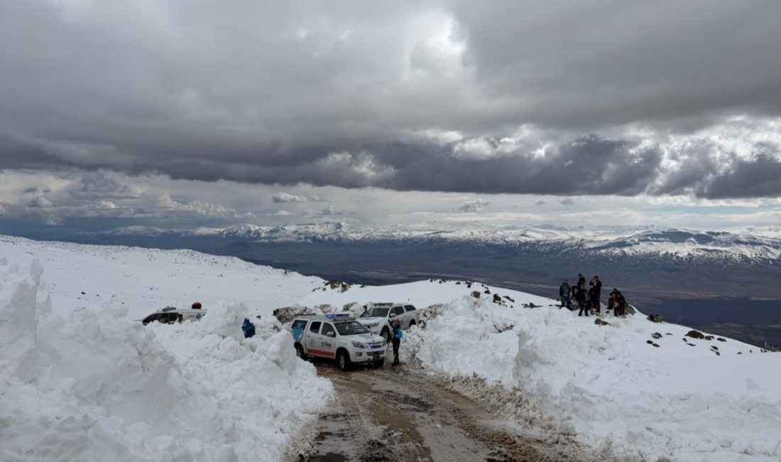 Türkiye’nin en yüksek noktası olan Ağrı Dağı’na zirve tırmanışı yaparken