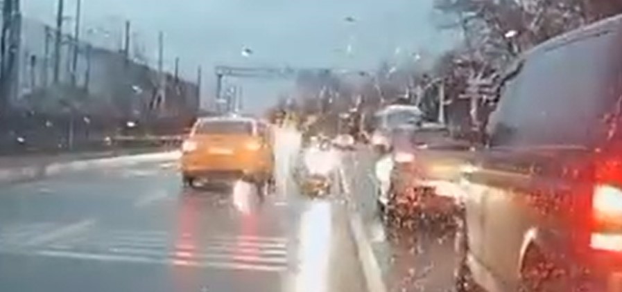 Kocaeli’de bayramın birinci günü sahil yolunda makas atarak trafiği birbirine