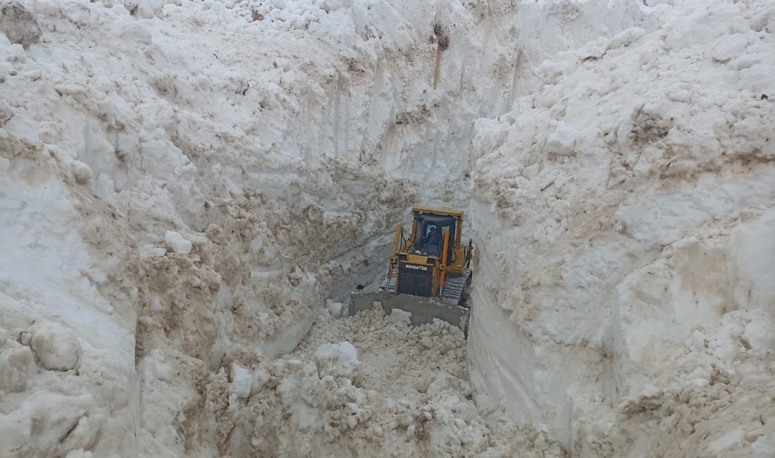 Hakkari’nin Yüksekova ilçesinde nisan ayına sayılı günler kala kar kalınlığı