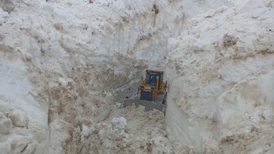 Hakkari’nin Yüksekova ilçesinde nisan ayına sayılı günler kala kar kalınlığı