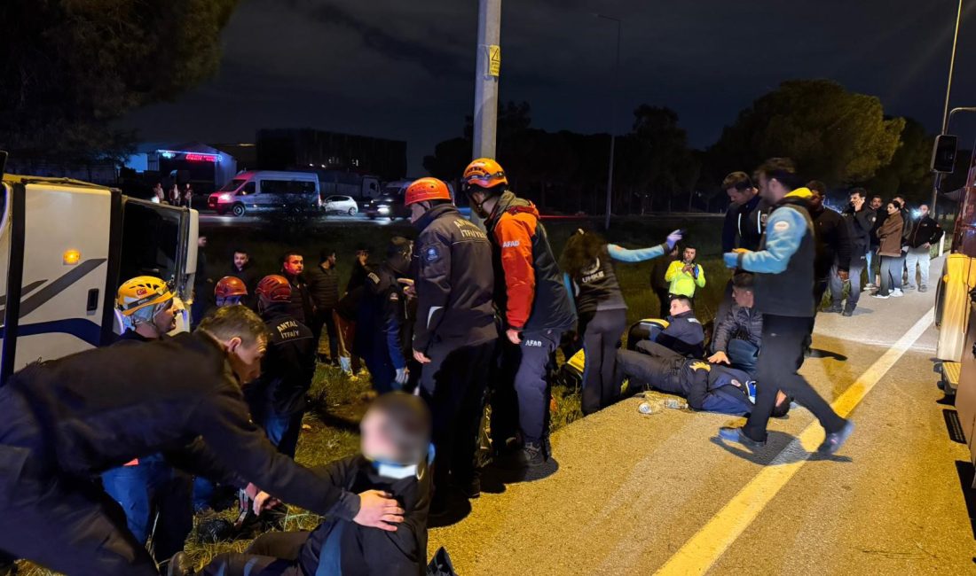 Antalya’nın Döşemealtı ilçesinde infaz koruma memurlarını taşıyan servis midibüsünün kontrolden