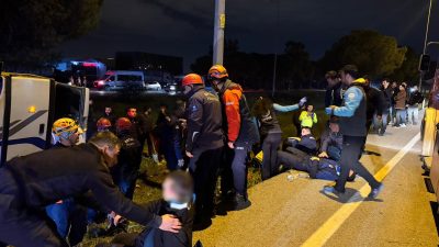 Antalya’nın Döşemealtı ilçesinde infaz koruma memurlarını taşıyan servis midibüsünün kontrolden