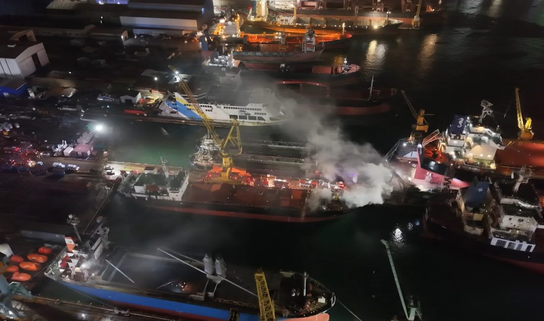 İstanbul’un Tuzla ilçesindeki tersaneler bölgesinde demirli bulunan 120 metre uzunluğundaki